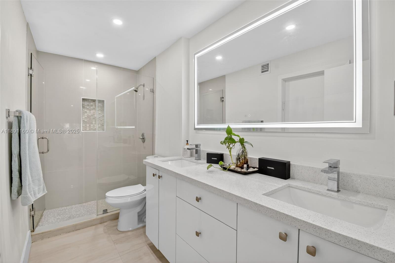 Miami, Florida, 33180, United States, 3 Bedrooms Bedrooms, ,3 BathroomsBathrooms,Residential,For Sale,1961045