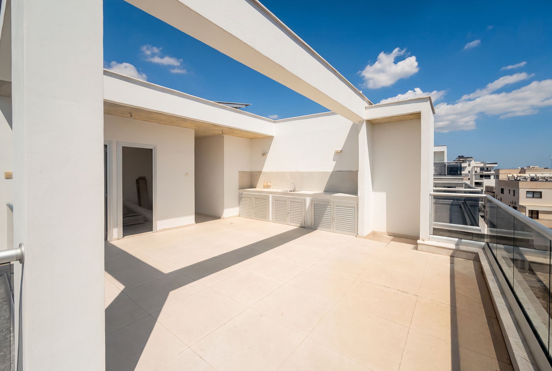  Two-Bedroom Upper-Floor Apartment with Roof Garden in Larnaca - 物件實景