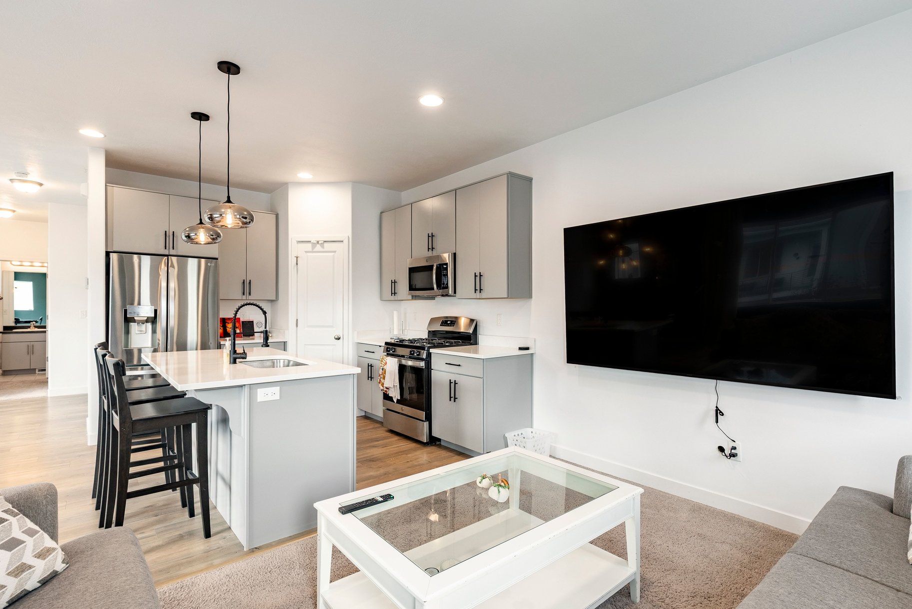  Clean and Updated End Unit Townhome - 物件實景