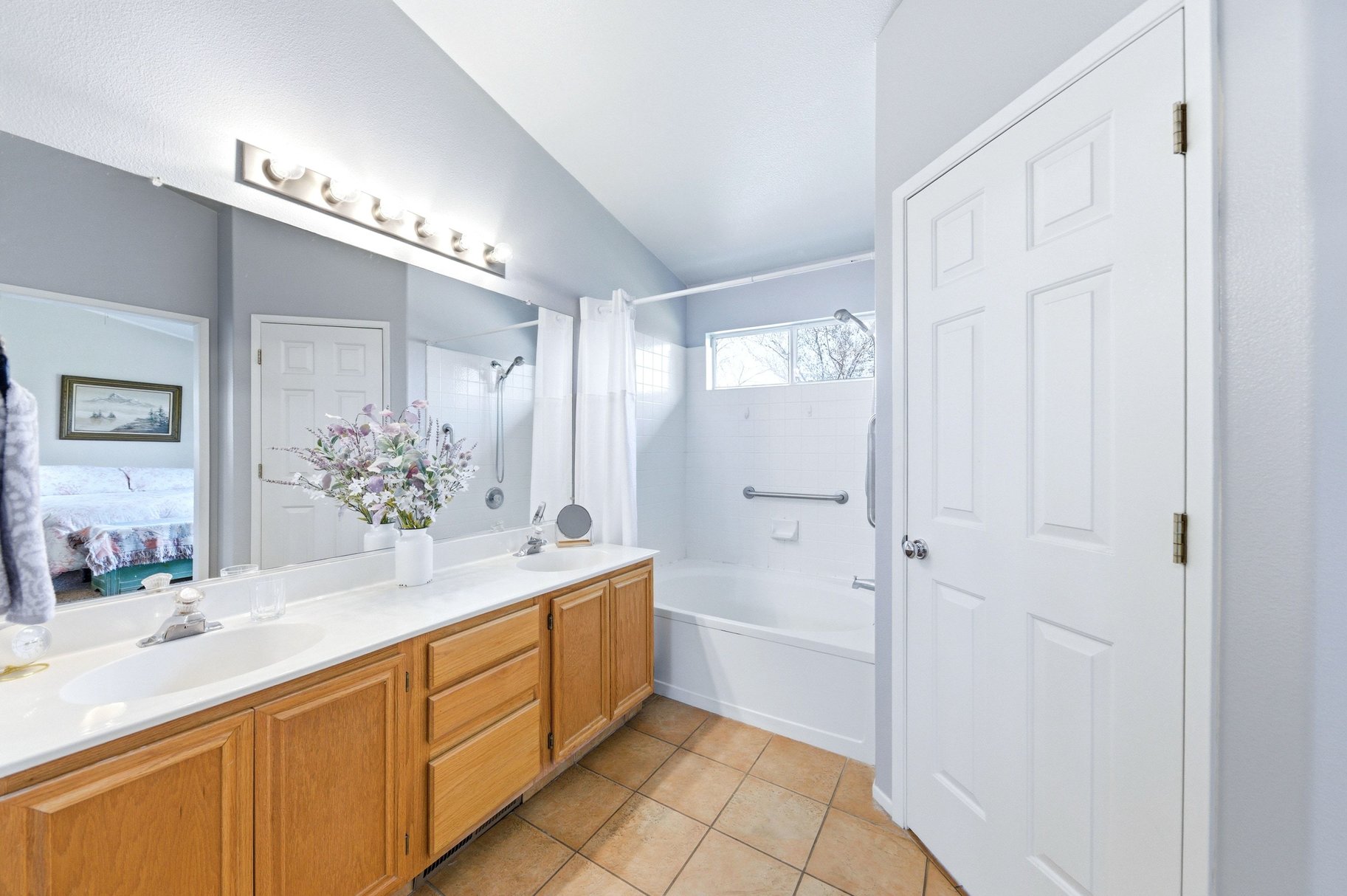  Turnkey Living with High Ceilings & Upgrades Throughout - 物件實景