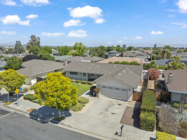 Hollister, California, 95023, United States, 3 Bedrooms Bedrooms, ,2 BathroomsBathrooms,Residential,For Sale,1942638