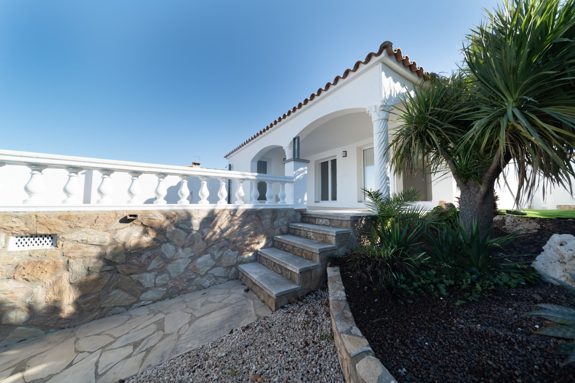  Renovated house on the wide canal with swimming pool. - 物件實景