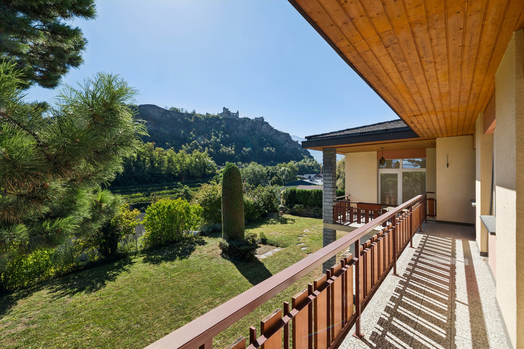  Stunning property with a view of the Château de Tourbillon - 物件實景
