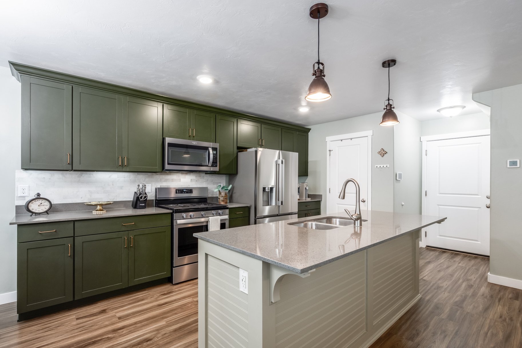  Standout Townhome with Finished Basement & Extras - 物件實景
