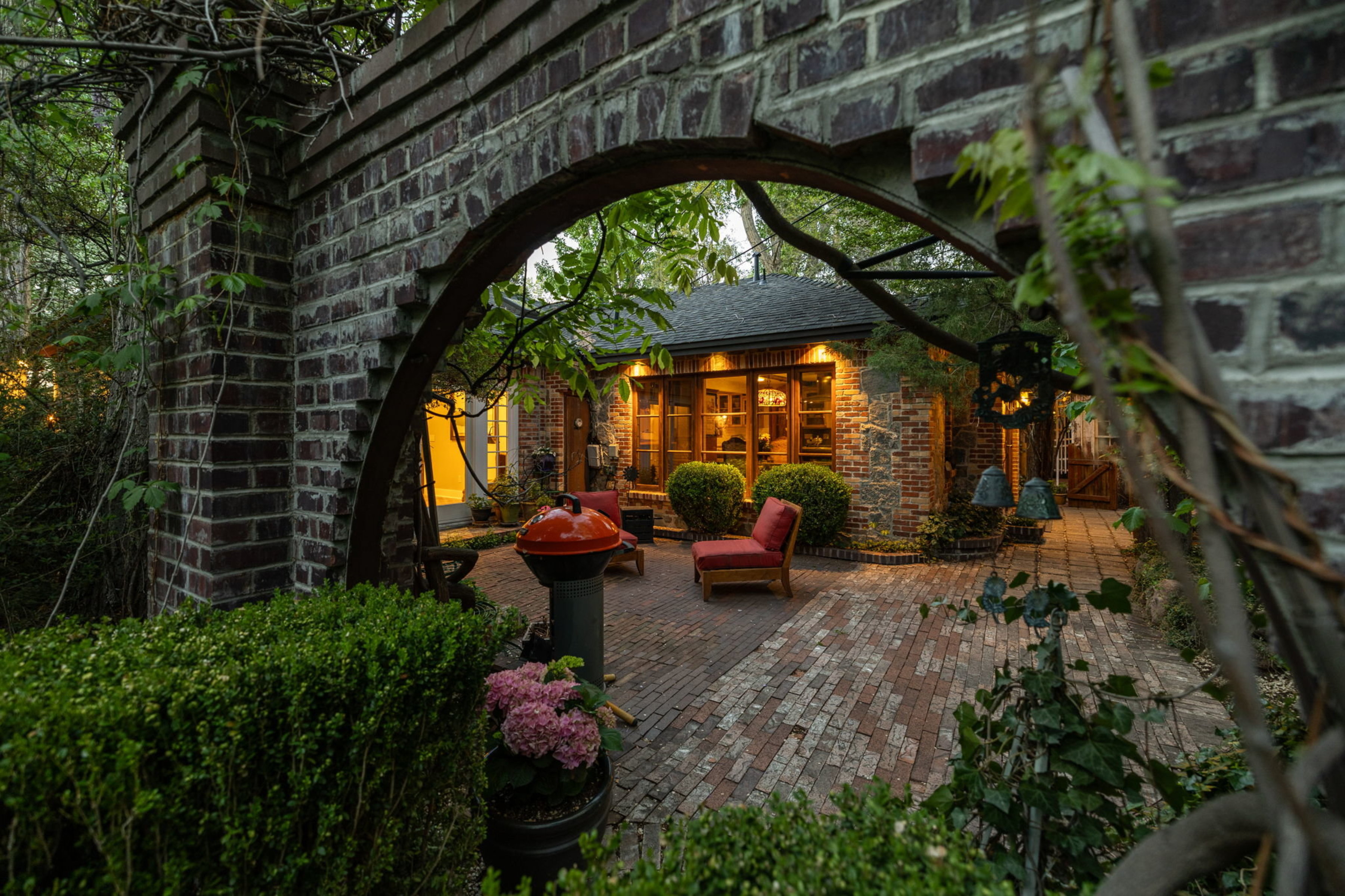  Historic home with 2 guest homes on 1.24 acres with a pool - 物件實景