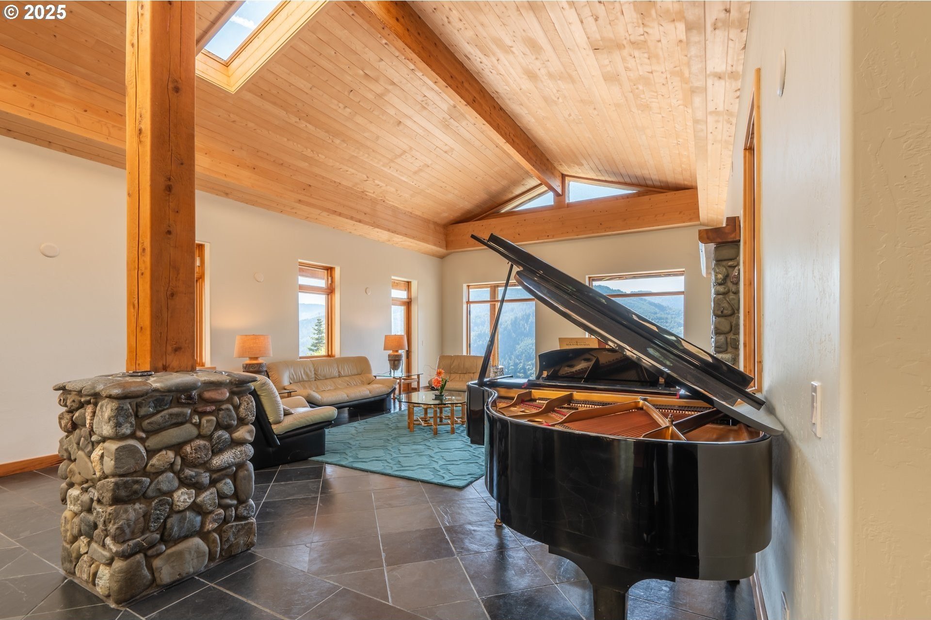 Gold Beach, Oregon, 97444, United States, 2 Bedrooms Bedrooms, ,3 BathroomsBathrooms,Residential,For Sale,1975339