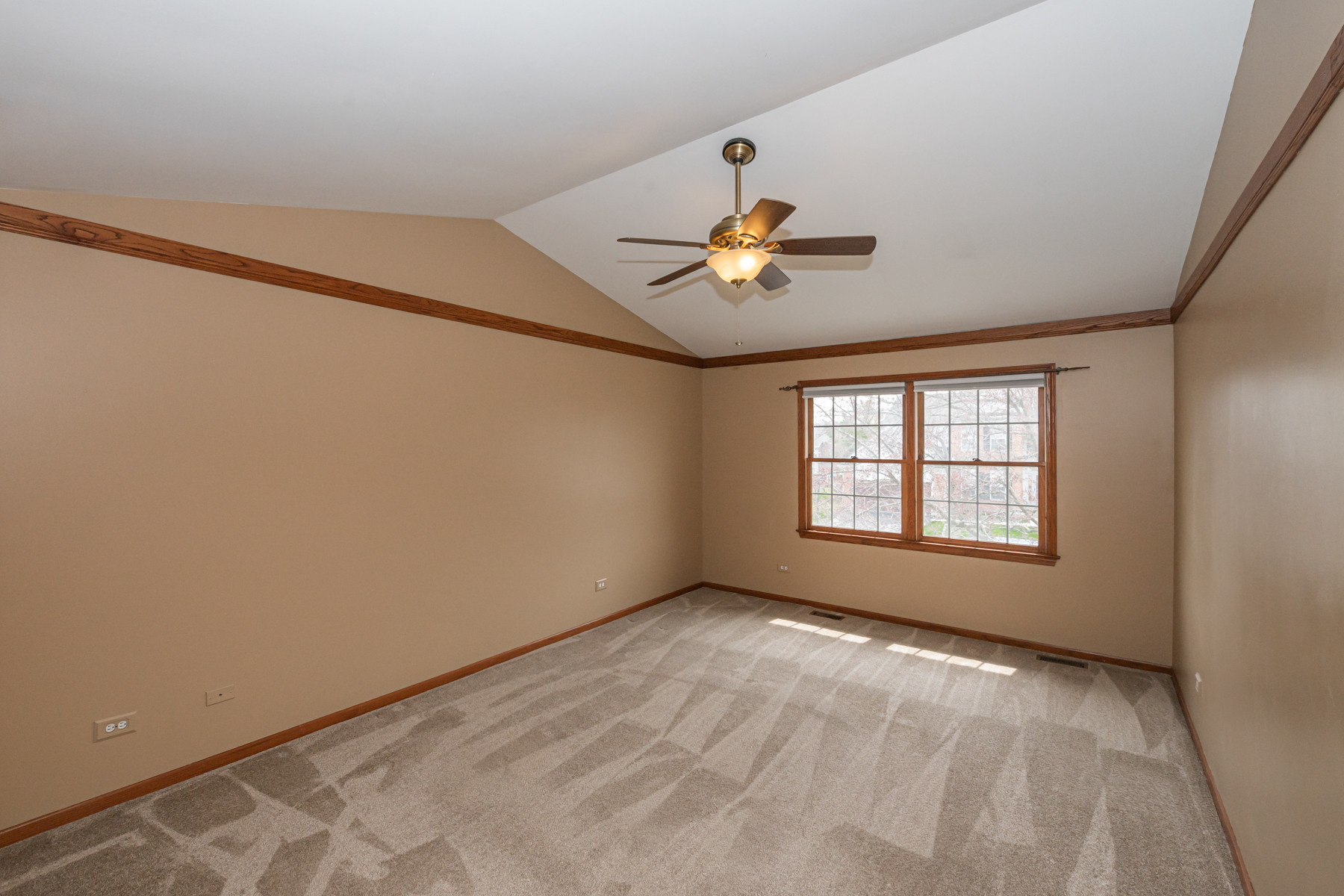  Beautifully Maintained Storybook Home - 物件實景