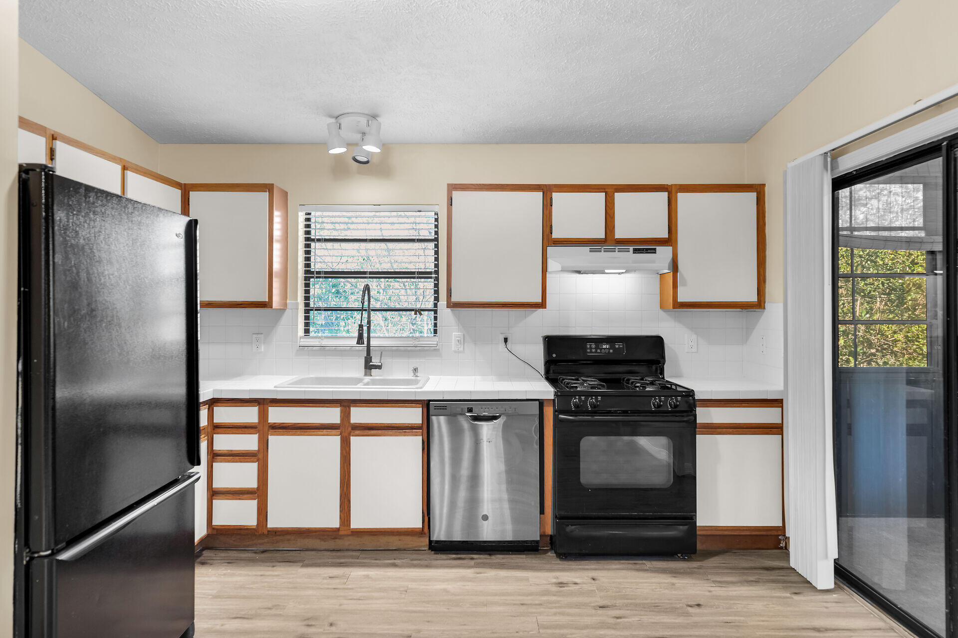 MARATHON, Florida, 33050, United States, 2 Bedrooms Bedrooms, ,2 BathroomsBathrooms,Residential,For Sale,1707651