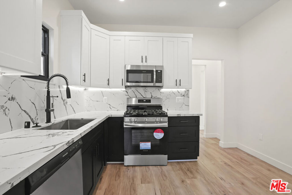 Los Angeles, California, 90007, United States, 5 Bedrooms Bedrooms, ,3 BathroomsBathrooms,Residential,For Sale,1975111