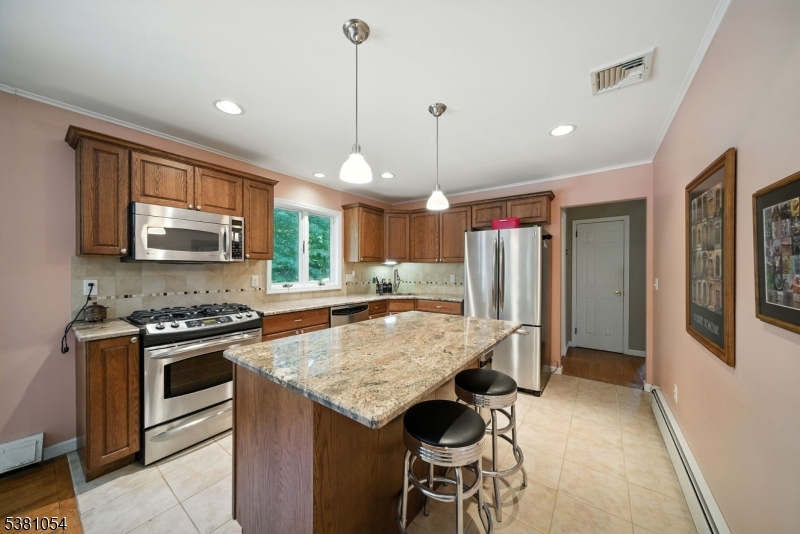 Parsippany-Troy Hills Twp., New Jersey, 07005, United States, 3 Bedrooms Bedrooms, ,2 BathroomsBathrooms,Residential,For Sale,1934343