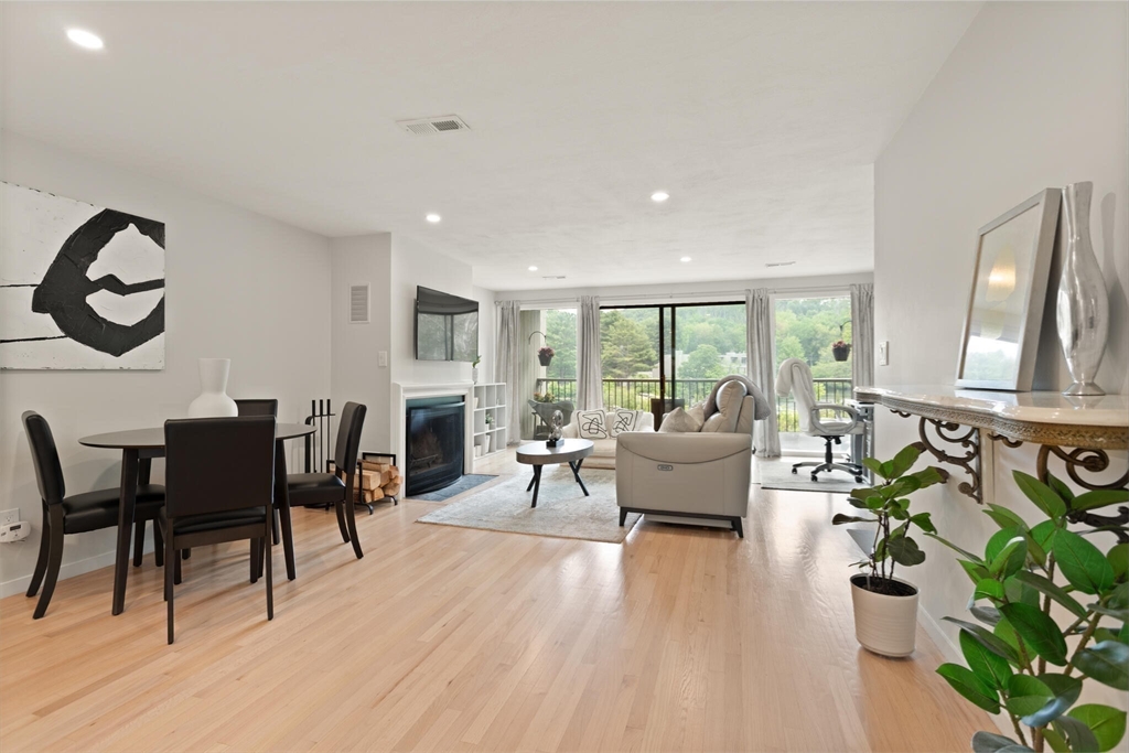 North Andover, Massachusetts, 01845, United States, 2 Bedrooms Bedrooms, ,2 BathroomsBathrooms,Residential,For Sale,1856023
