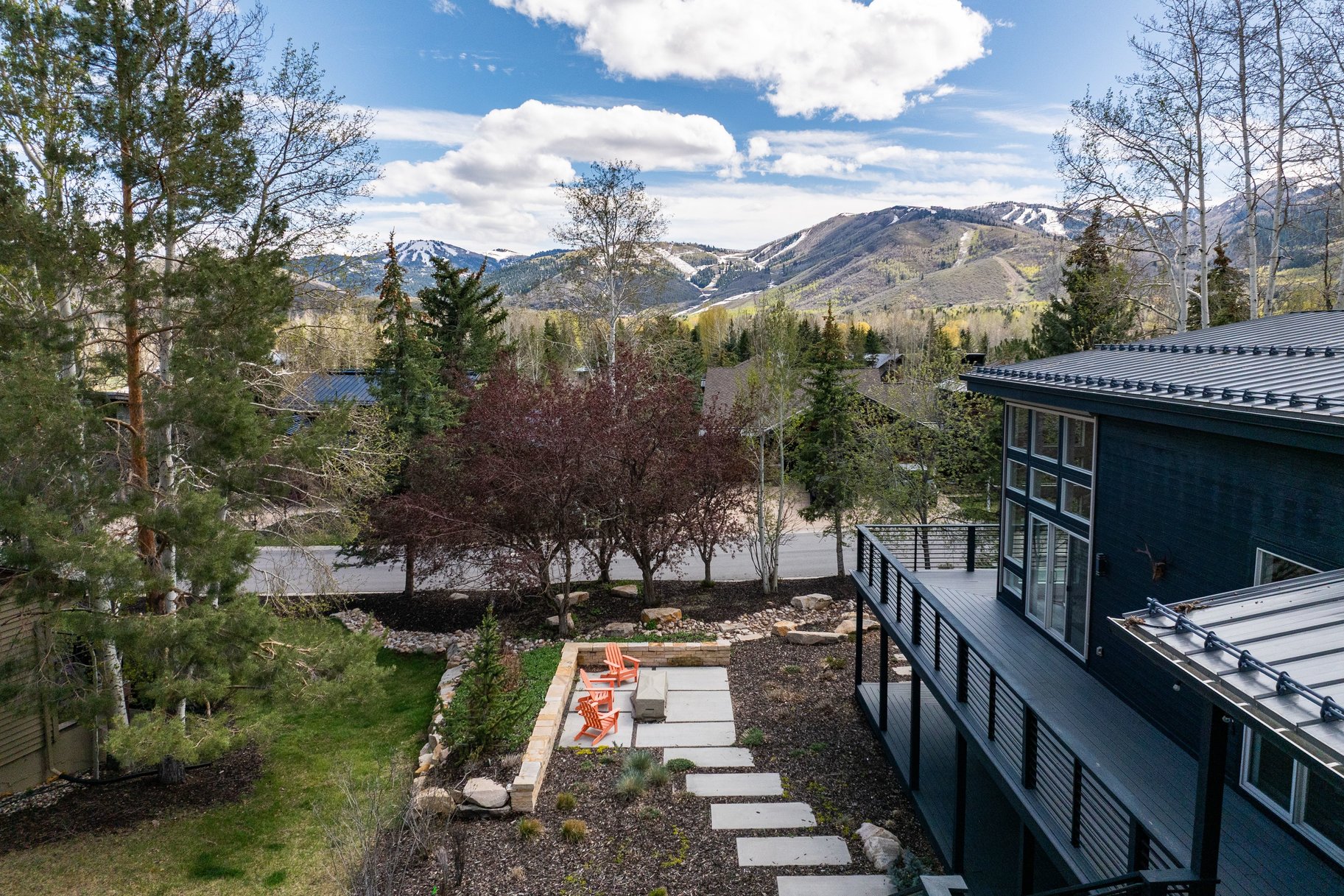  Light Filled Open Floor Plan with Great Outdoor Space - 物件實景