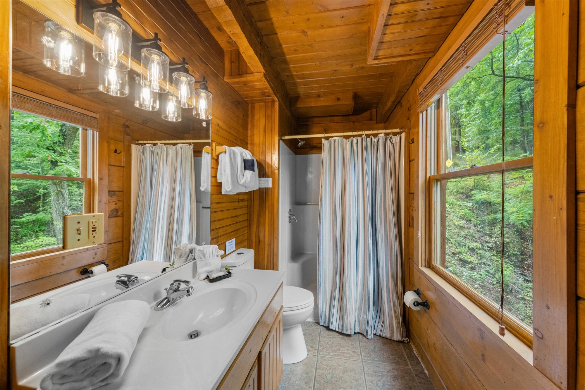 Pigeon Forge, Tennessee, 37863, United States, 1 Bedroom Bedrooms, ,3 BathroomsBathrooms,Residential,For Sale,1944891