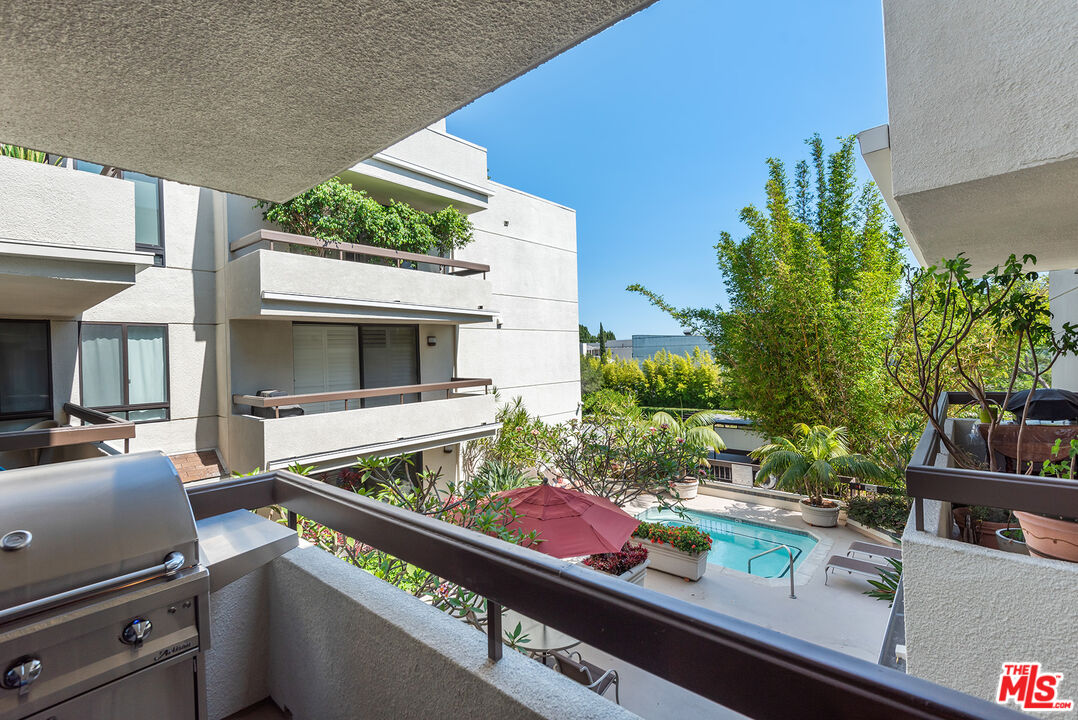 West Hollywood, California, 90069, United States, 2 Bedrooms Bedrooms, ,3 BathroomsBathrooms,Residential,For Sale,1898425
