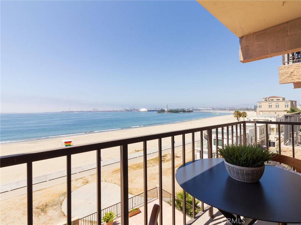 Long Beach, California, 90802, United States, 2 Bedrooms Bedrooms, ,Residential,For Sale,1905979