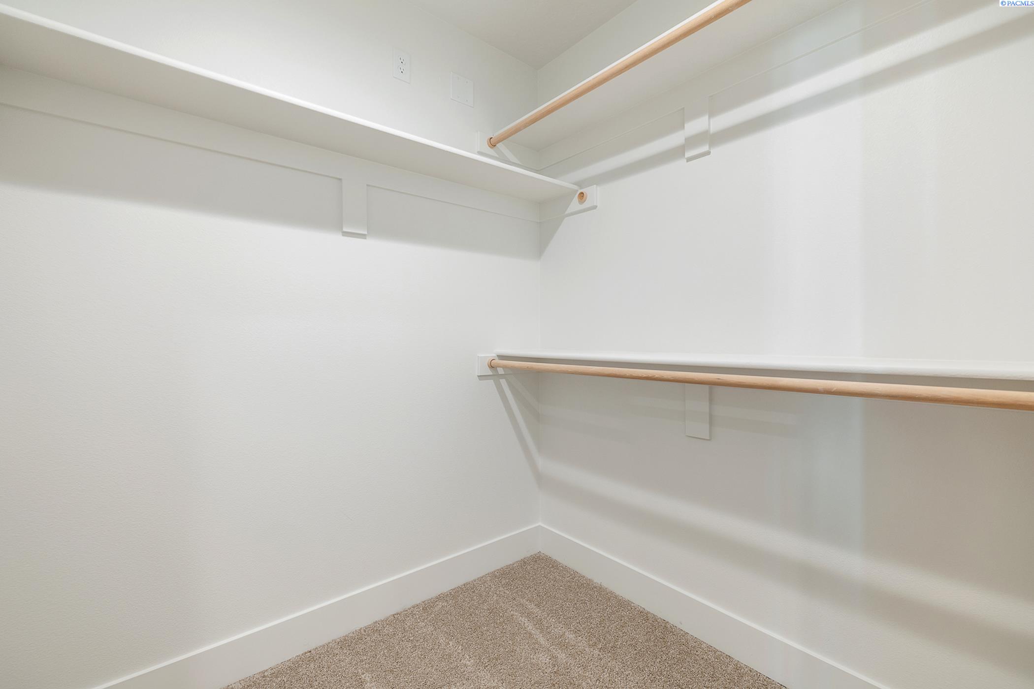 Kennewick, Washington, 99337, United States, 7 Bedrooms Bedrooms, ,Residential,For Sale,1949661