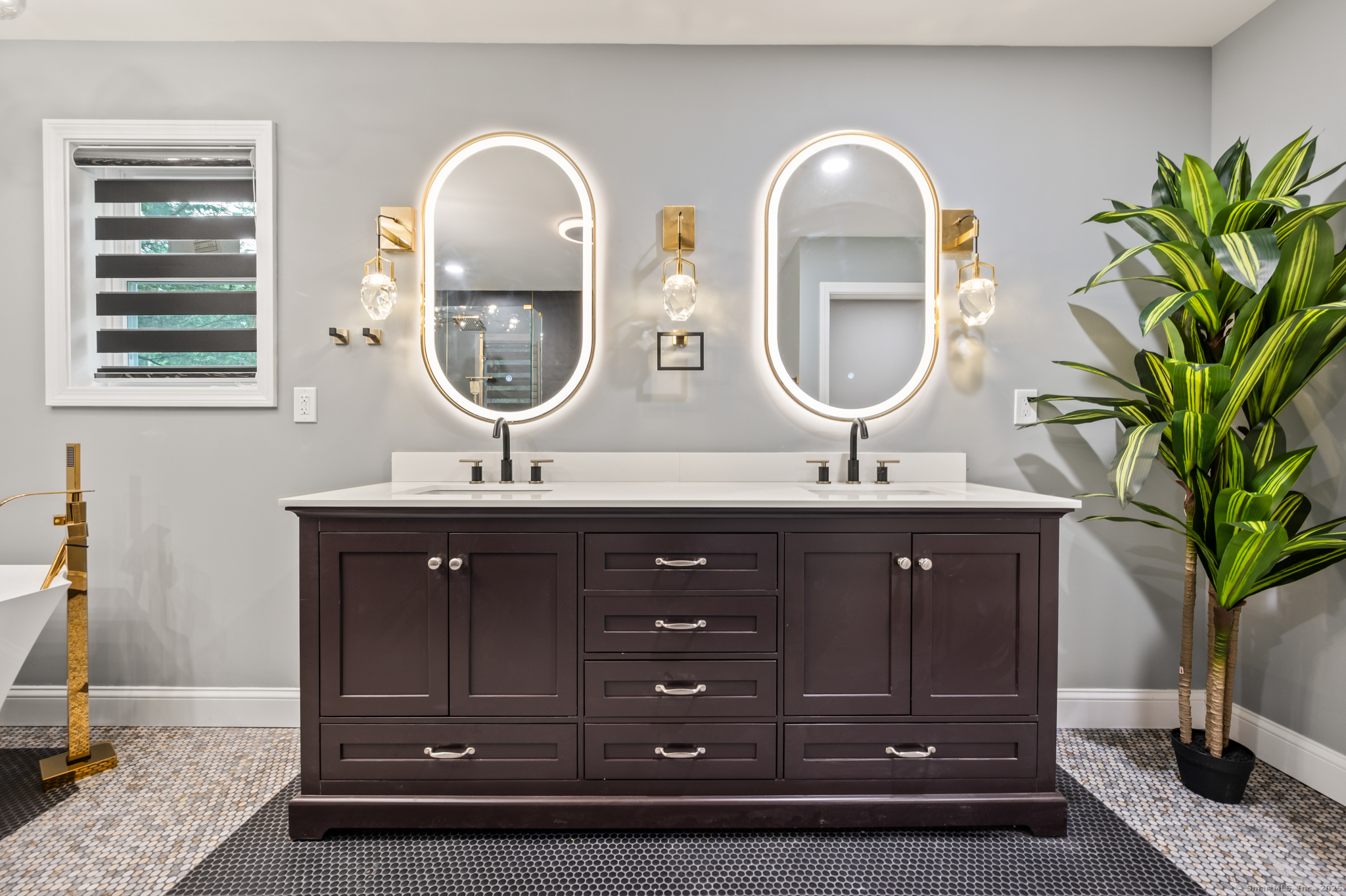 Simsbury, Connecticut, 06092, United States, 4 Bedrooms Bedrooms, ,3 BathroomsBathrooms,Residential,For Sale,1980448