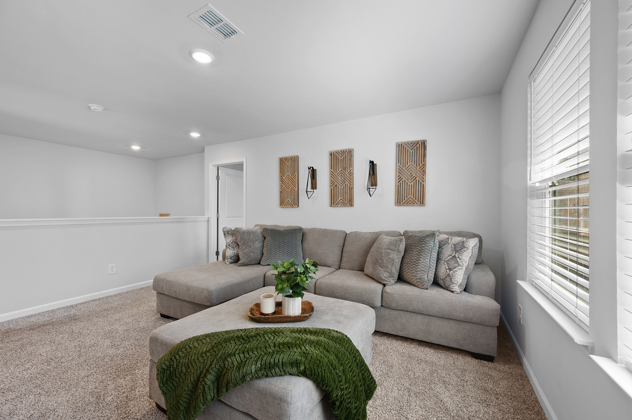  Move-In-Ready Living with a Home Office and Media Loft - 物件實景