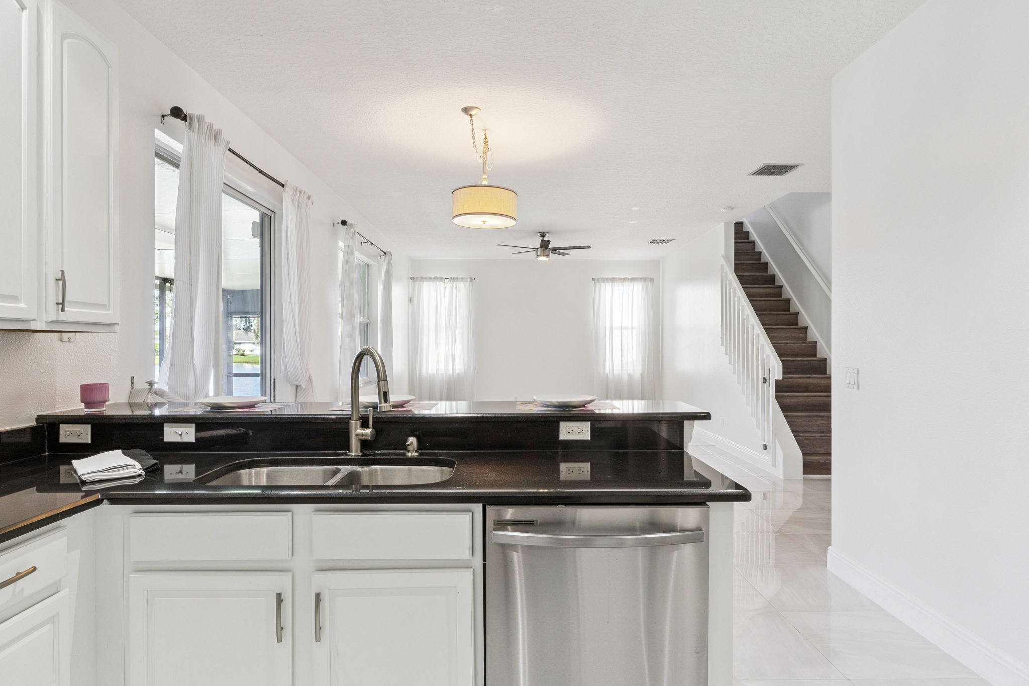 Orlando, Florida, 32825, United States, 5 Bedrooms Bedrooms, ,4 BathroomsBathrooms,Residential,For Sale,1980757