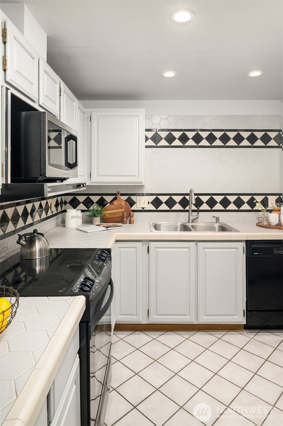 Seattle, Washington, 98109, United States, 2 Bedrooms Bedrooms, ,1 BathroomBathrooms,Residential,For Sale,1903752