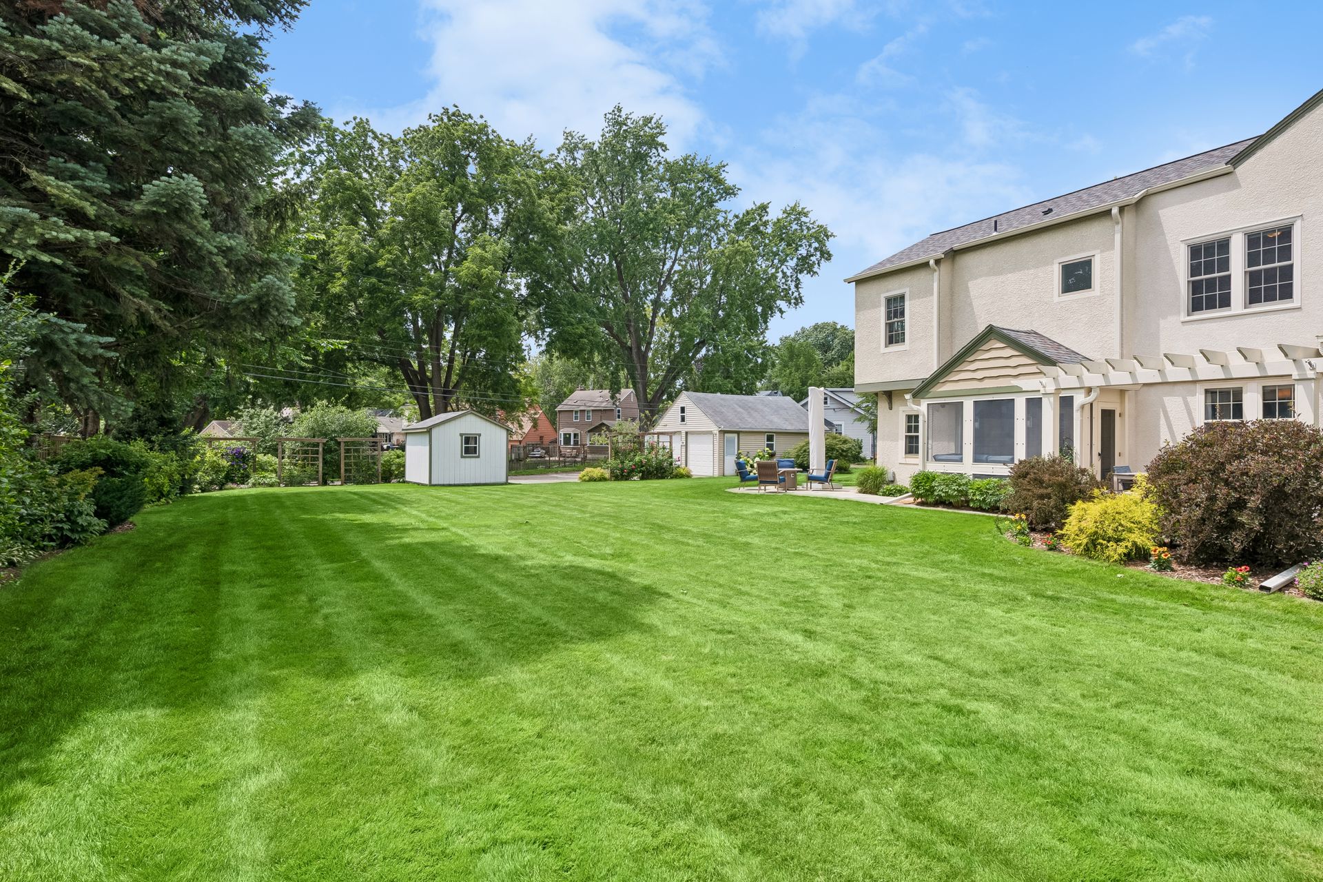  Thoughtfully Updated Tudor on a Rare Oversized Lot - 物件實景