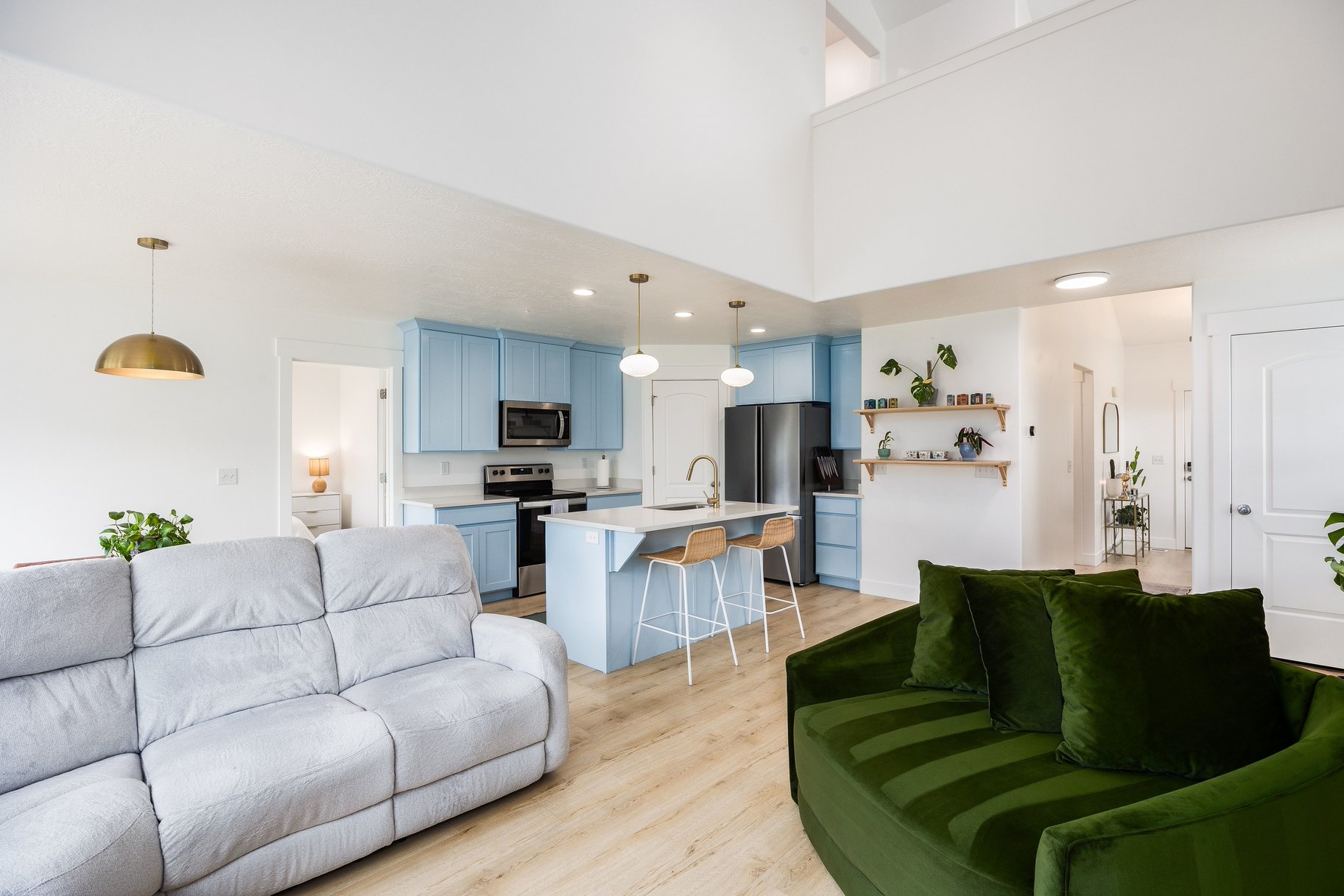  Meticulously Maintained End-Unit Townhome - 物件實景