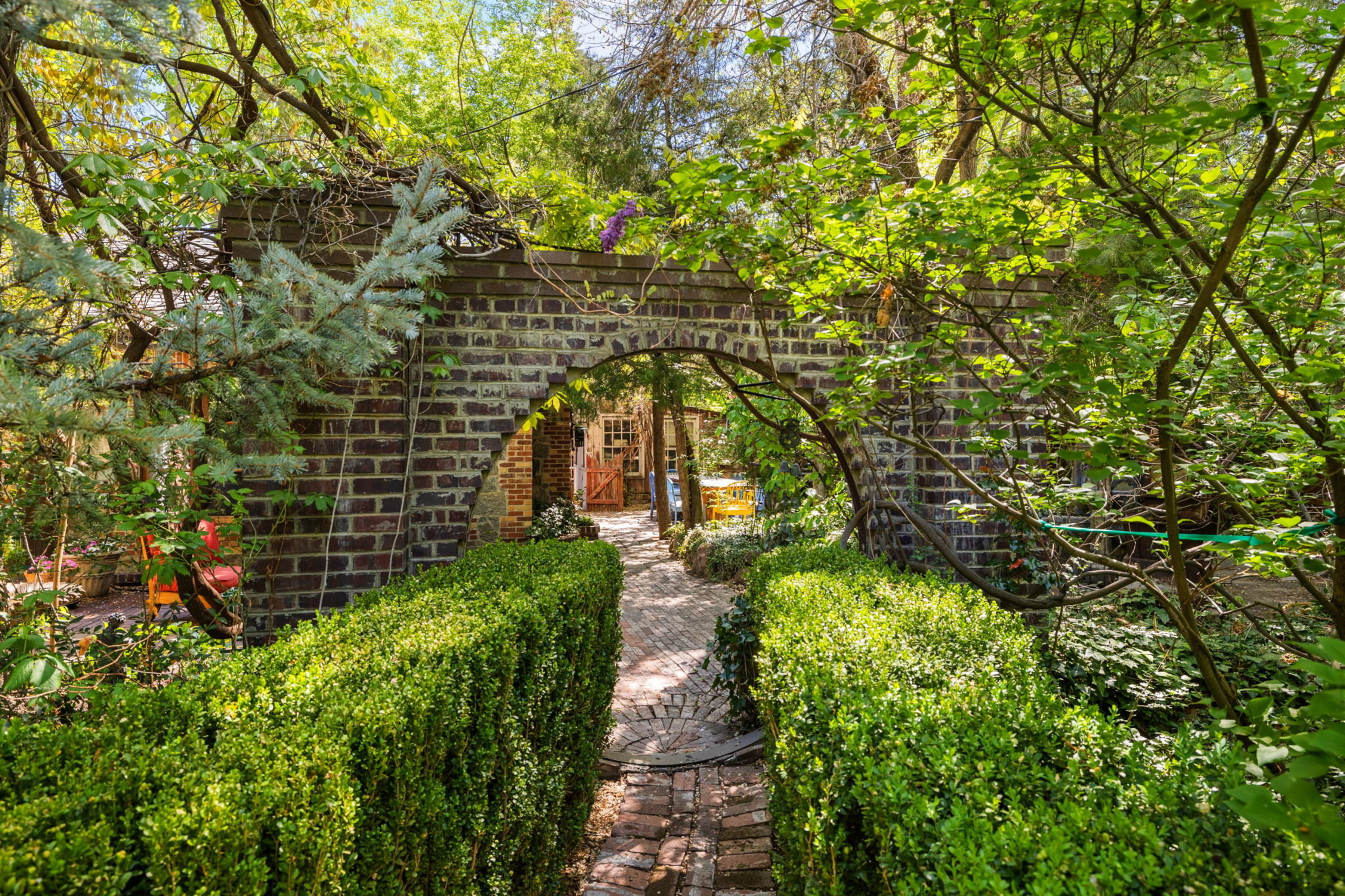  Historic home with 2 guest homes on 1.24 acres with a pool - 物件實景