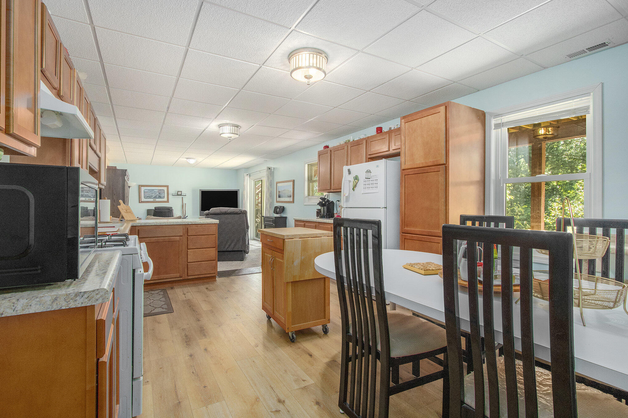 Edwardsburg, Michigan, 49112, United States, 6 Bedrooms Bedrooms, ,4 BathroomsBathrooms,Residential,For Sale,1940260