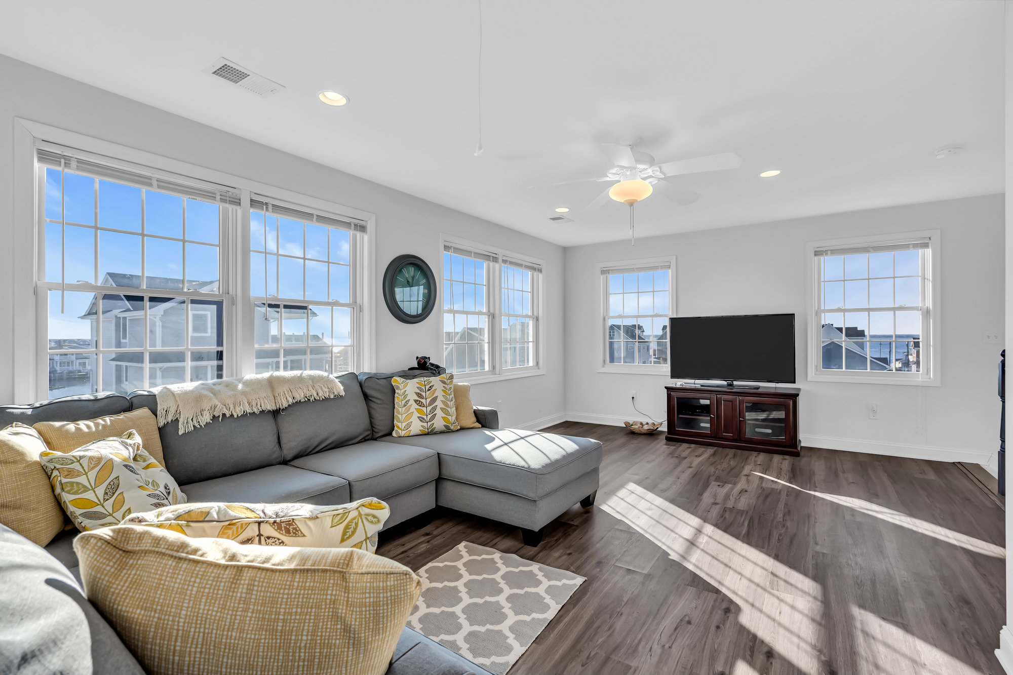  lagoon-front haven in sunset manor where  waterviews grace every room - 物件實景
