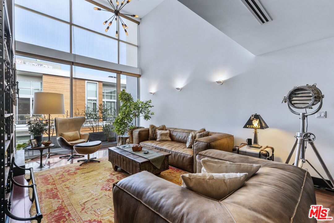 Los Angeles, California, 90028, United States, 3 Bedrooms Bedrooms, ,5 BathroomsBathrooms,Residential,For Sale,1744726