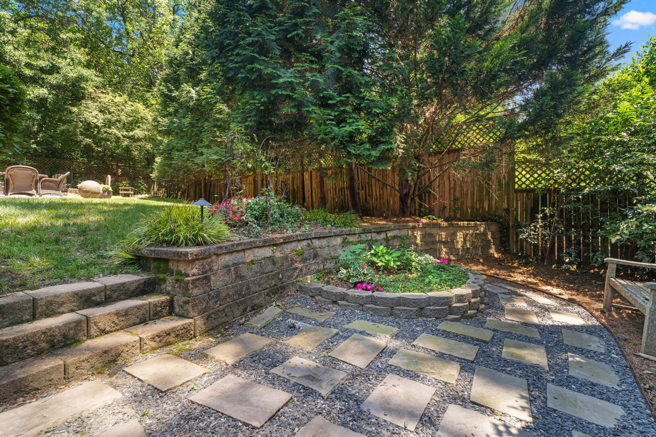  Sophisticated Newer Custom-built Home in Desirable Garden Hills - 物件實景