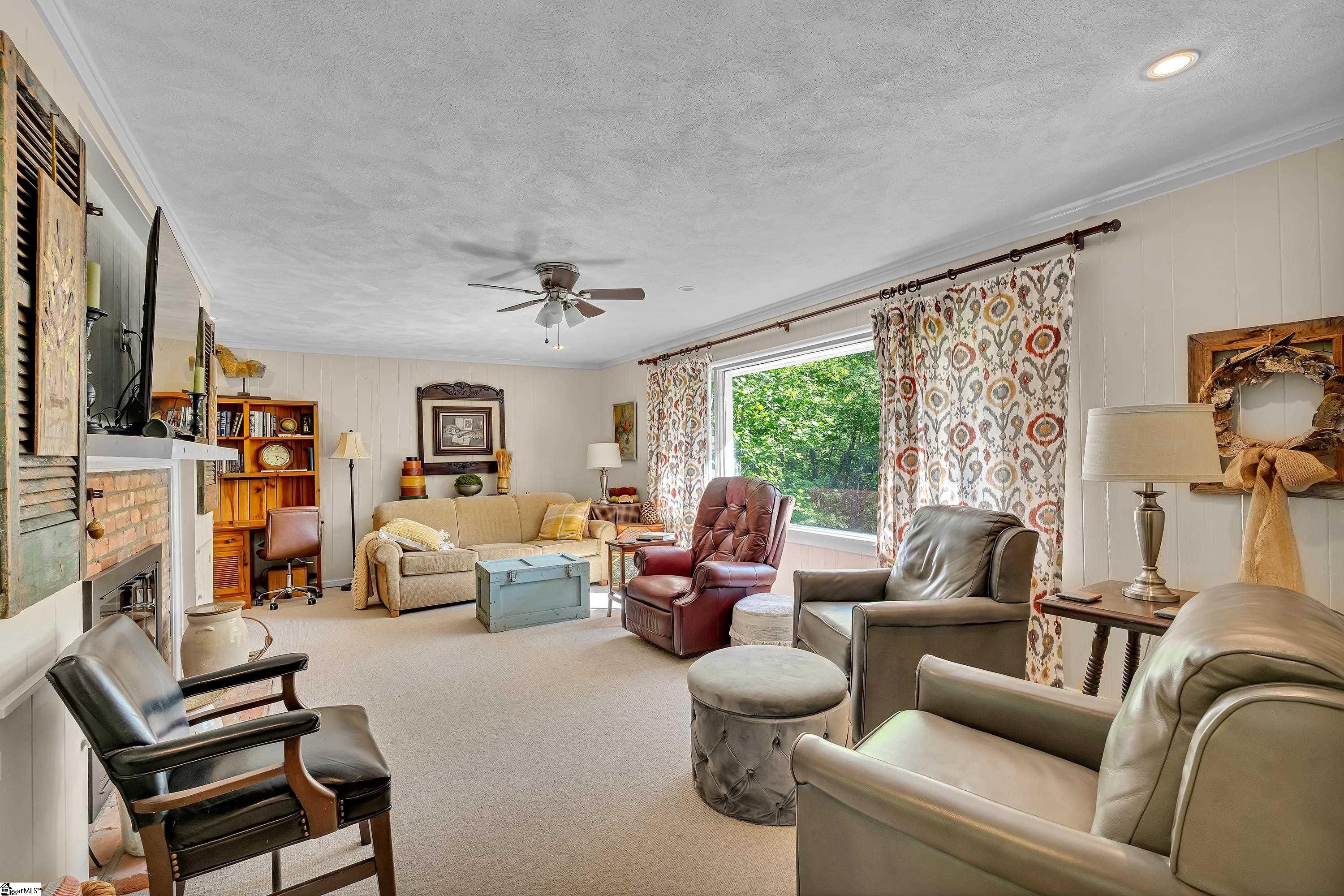 Landrum, South Carolina, 29356, United States, 3 Bedrooms Bedrooms, ,3 BathroomsBathrooms,Residential,For Sale,1948033