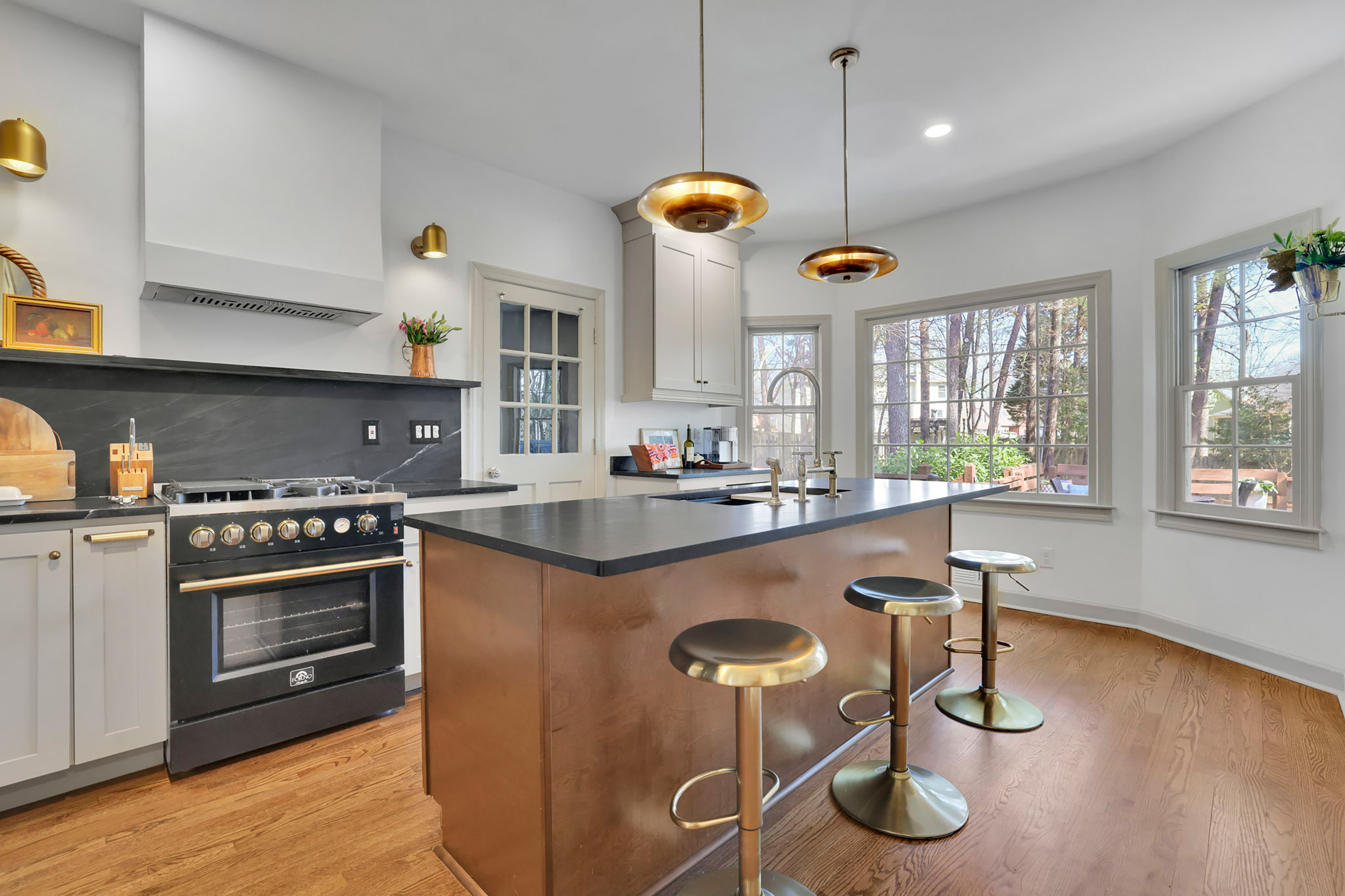  Beautifully Maintained Home Nestled Within a Quiet and Established Community - 物件實景