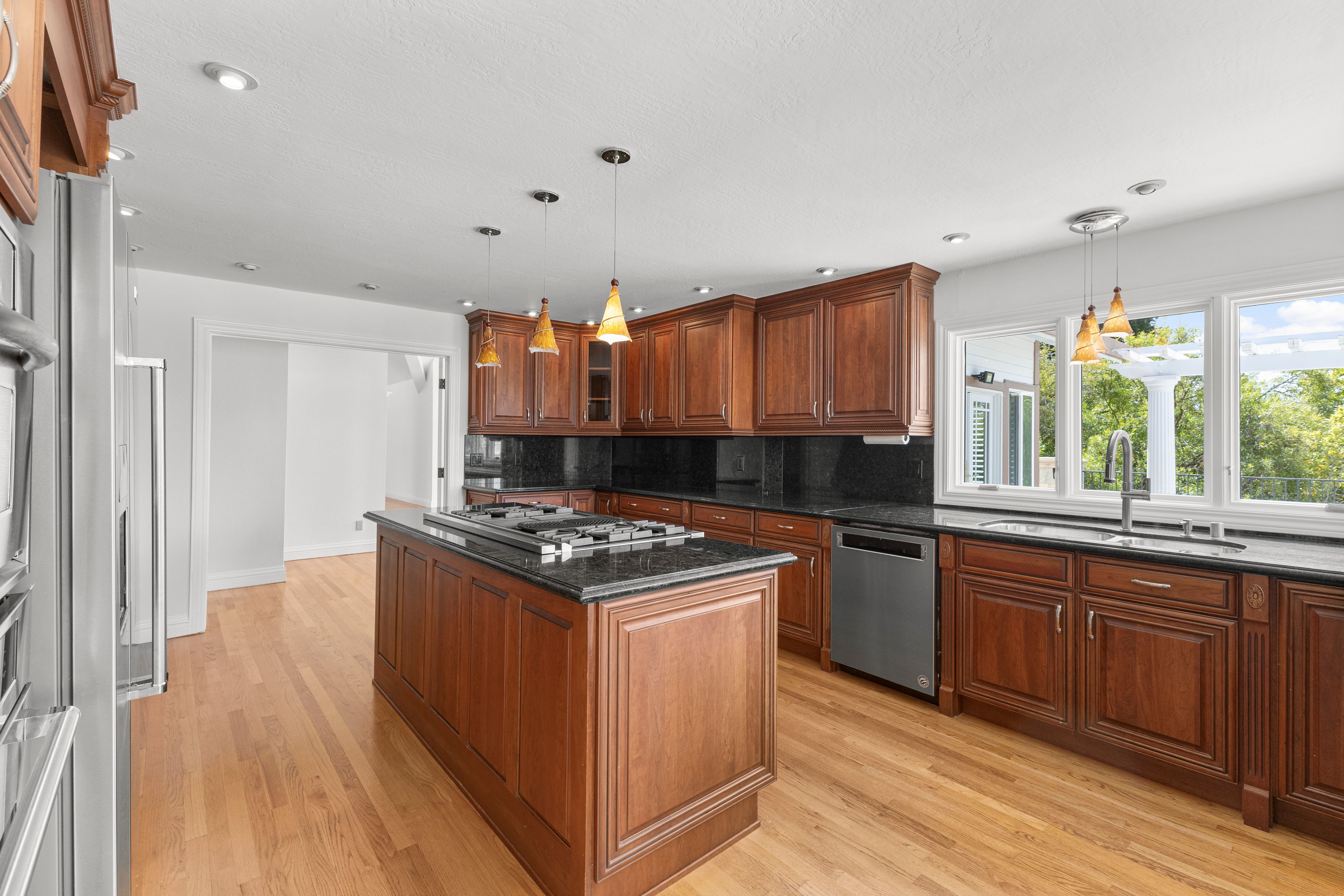  Elegant Custom Home in Gated Silver Maple - 物件實景