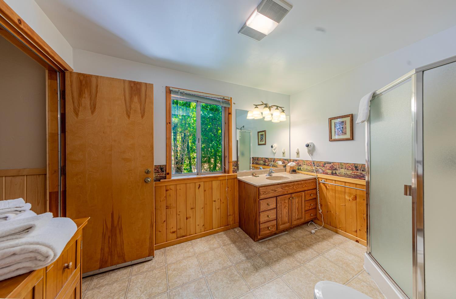 Yosemite, California, 95389, United States, 5 Bedrooms Bedrooms, ,4 BathroomsBathrooms,Residential,For Sale,1975650