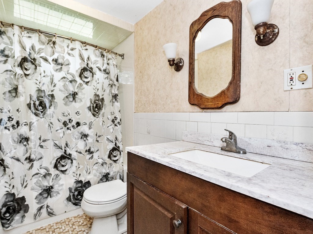 Waltham, Massachusetts, 02452, United States, 4 Bedrooms Bedrooms, ,2 BathroomsBathrooms,Residential,For Sale,1939340