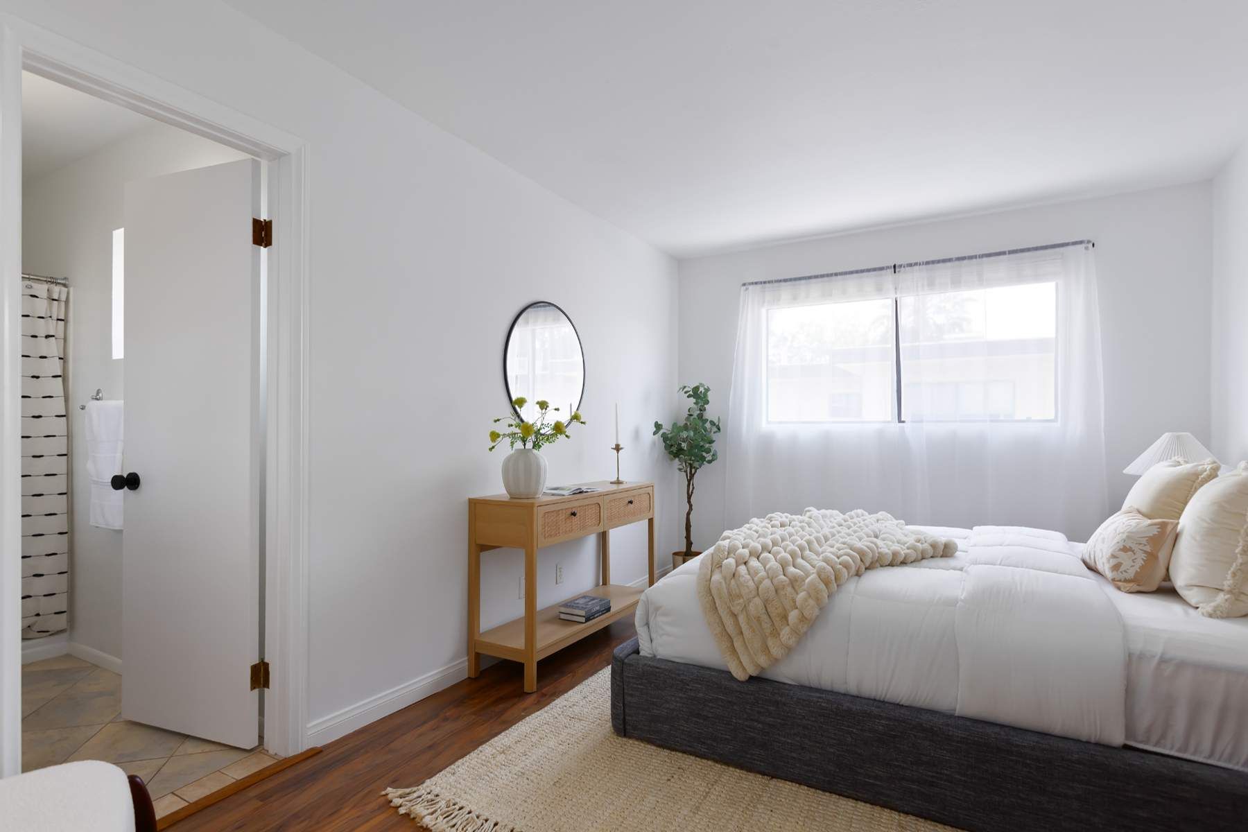  9131 Burnet Avenue, #5 - 物件實景