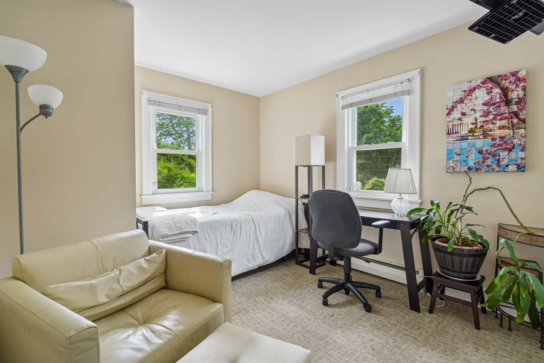  Charming Colonial Offers Comfort and Convenience - 物件實景