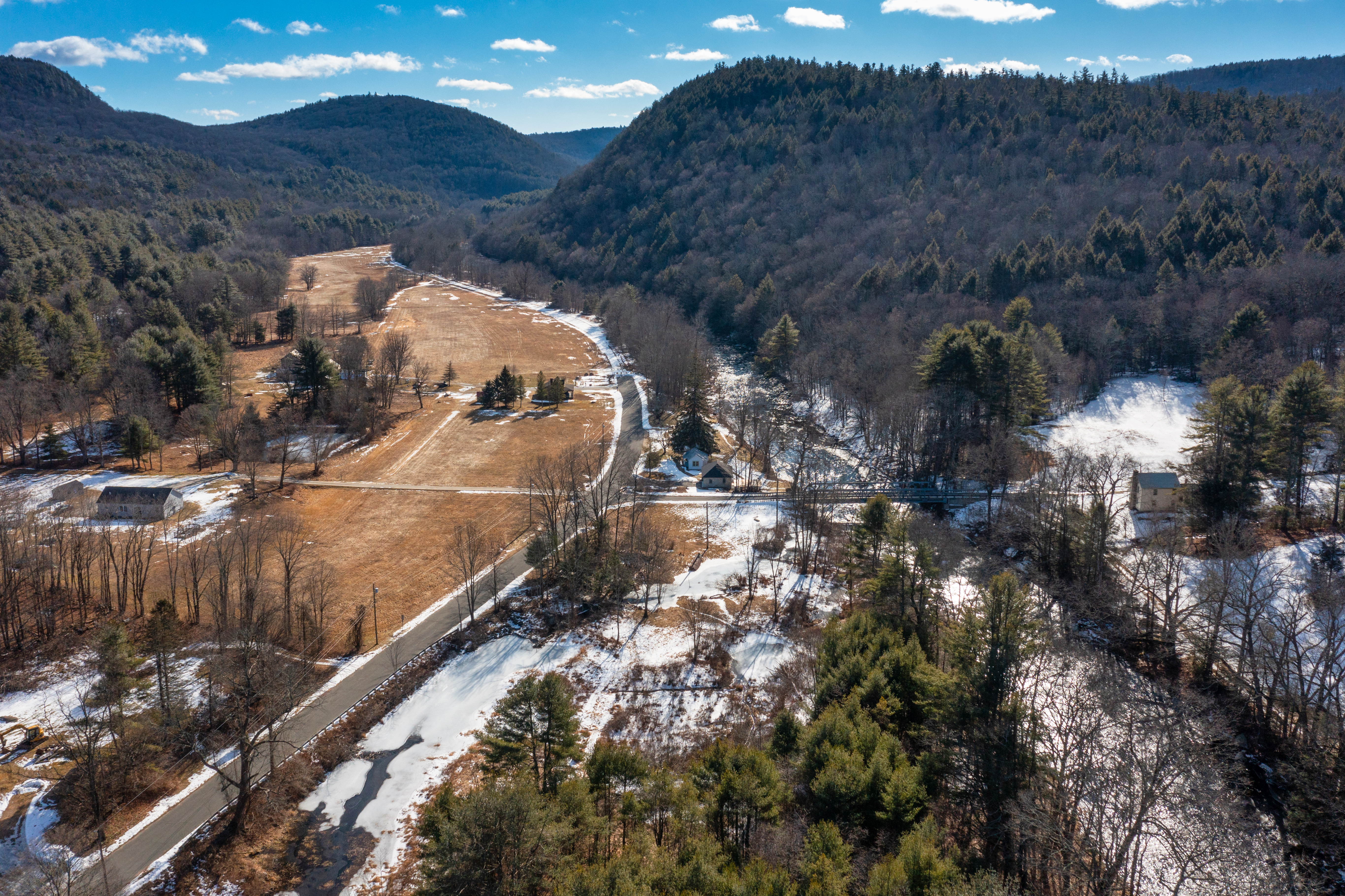  On the Wild and Scenic Farmington River, at the End of a Quiet Road, a House Ful - 物件實景