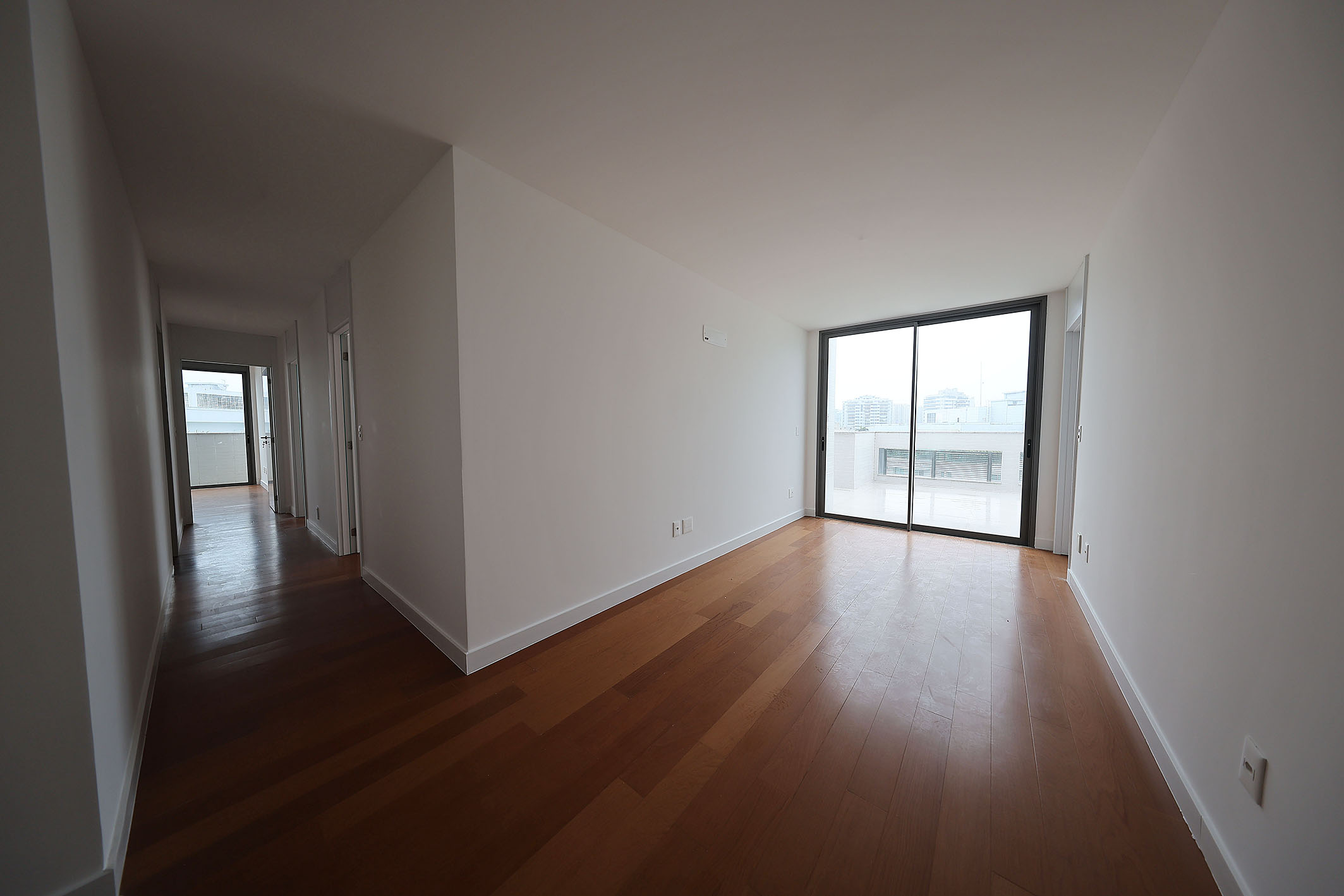  Oceanfront linear penthouse with private leisure amenities - 物件實景