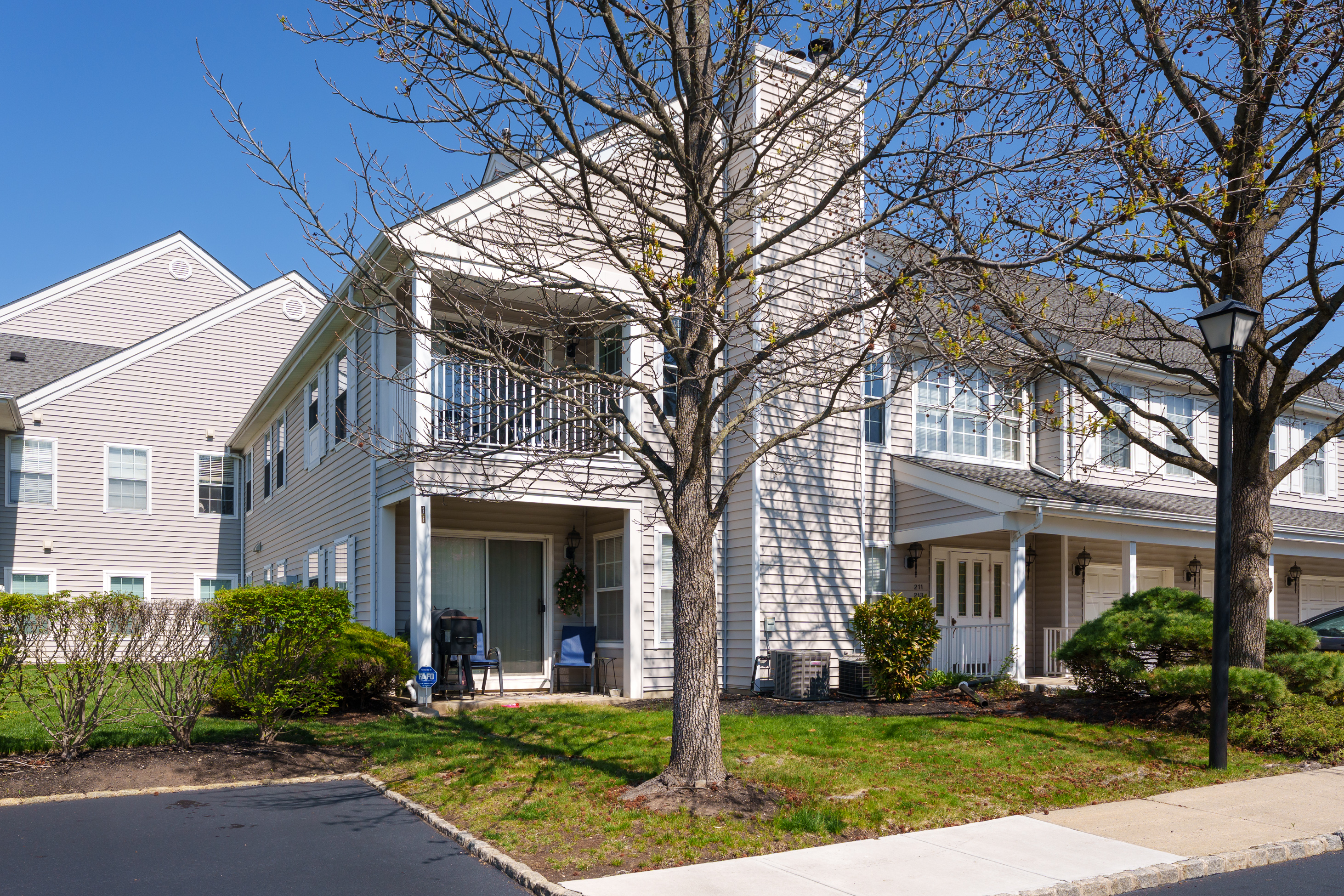  Move-In Ready Eagles Chase Condo with Private Garage and Balcony - 物件實景