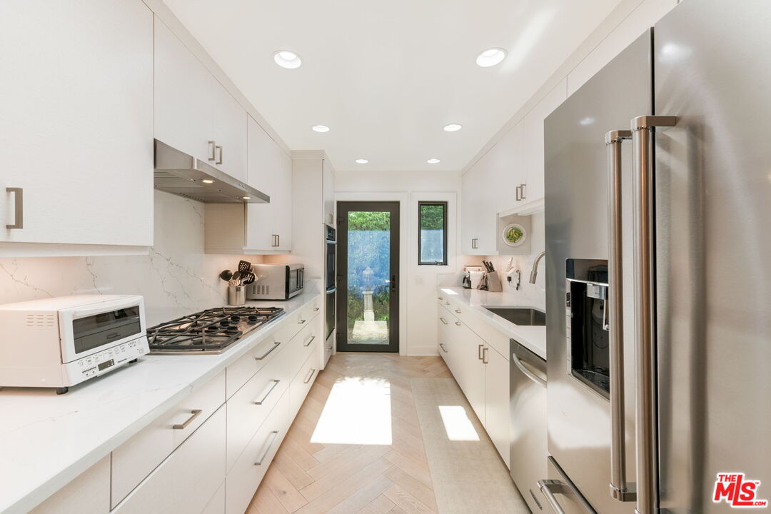 Los Angeles, California, 90049, United States, 4 Bedrooms Bedrooms, ,1 BathroomBathrooms,Residential,For Sale,1991602