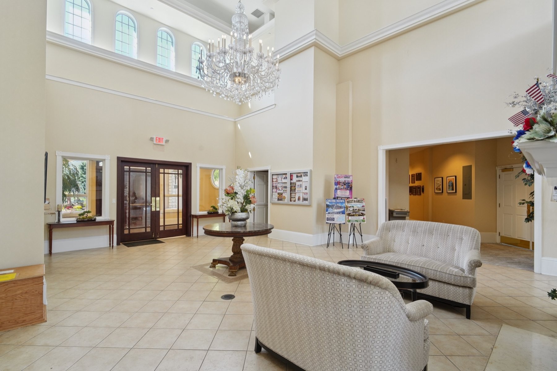  One Floor ?Fox Hills? Corner Unit Offers Many Available Amenities - 物件實景