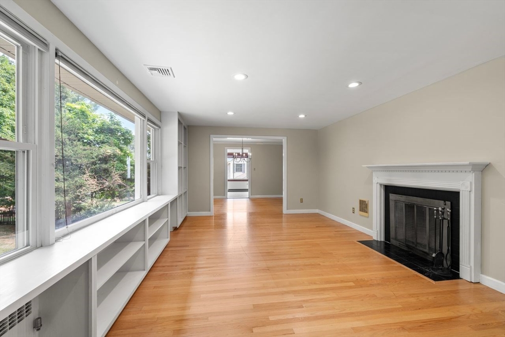 Chelmsford, Massachusetts, 01824, United States, 3 Bedrooms Bedrooms, ,2 BathroomsBathrooms,Residential,For Sale,1927111