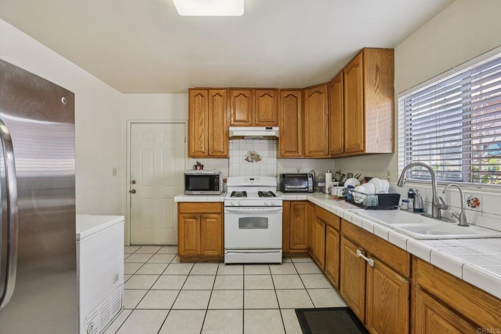 Los Angeles, California, 90038, United States, 3 Bedrooms Bedrooms, ,2 BathroomsBathrooms,Residential,For Sale,1925256