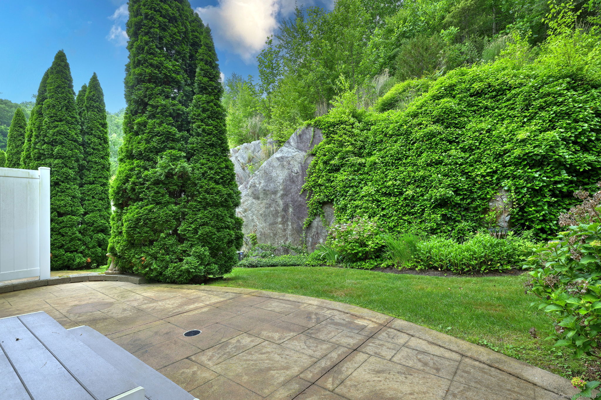 Shelton, Connecticut, 06484, United States, 2 Bedrooms Bedrooms, ,3 BathroomsBathrooms,Residential,For Sale,1933368