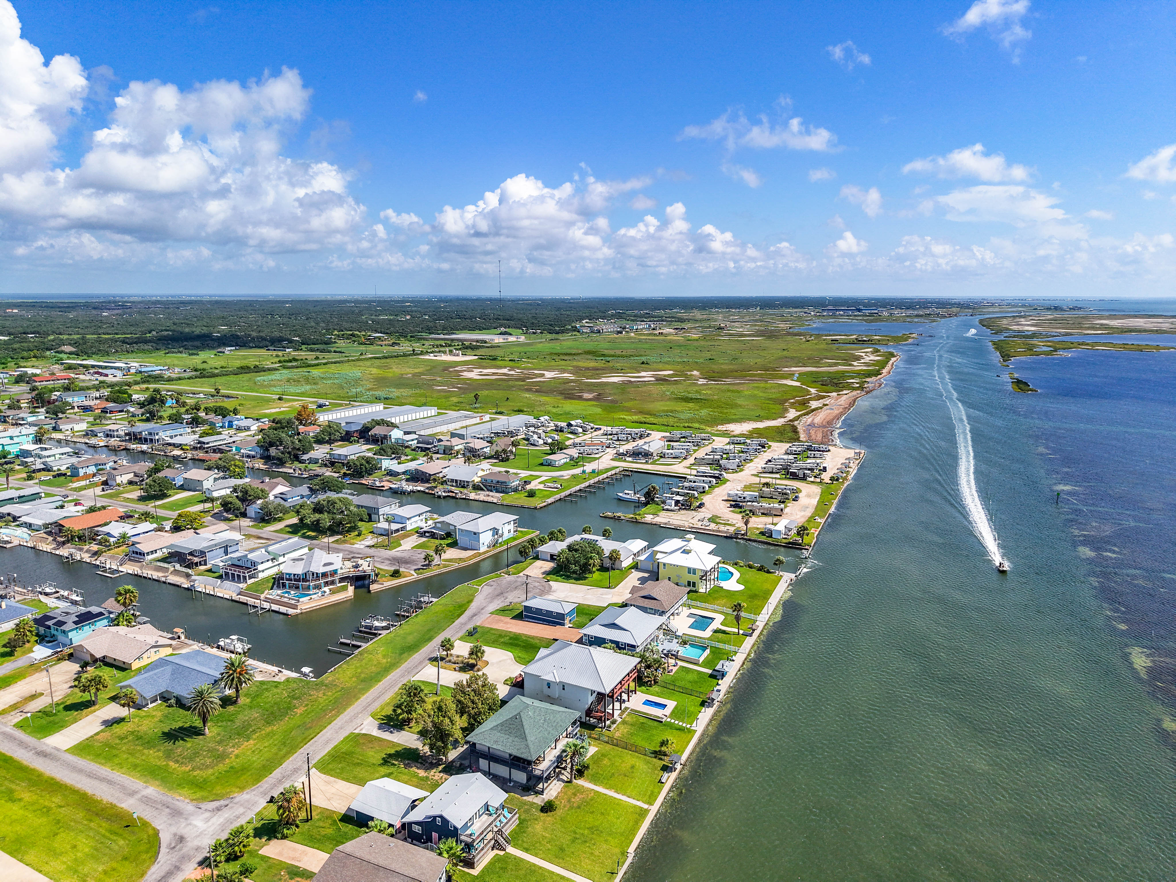  Waterfront Retreat with Heated Pool and Boat Lift - 物件實景
