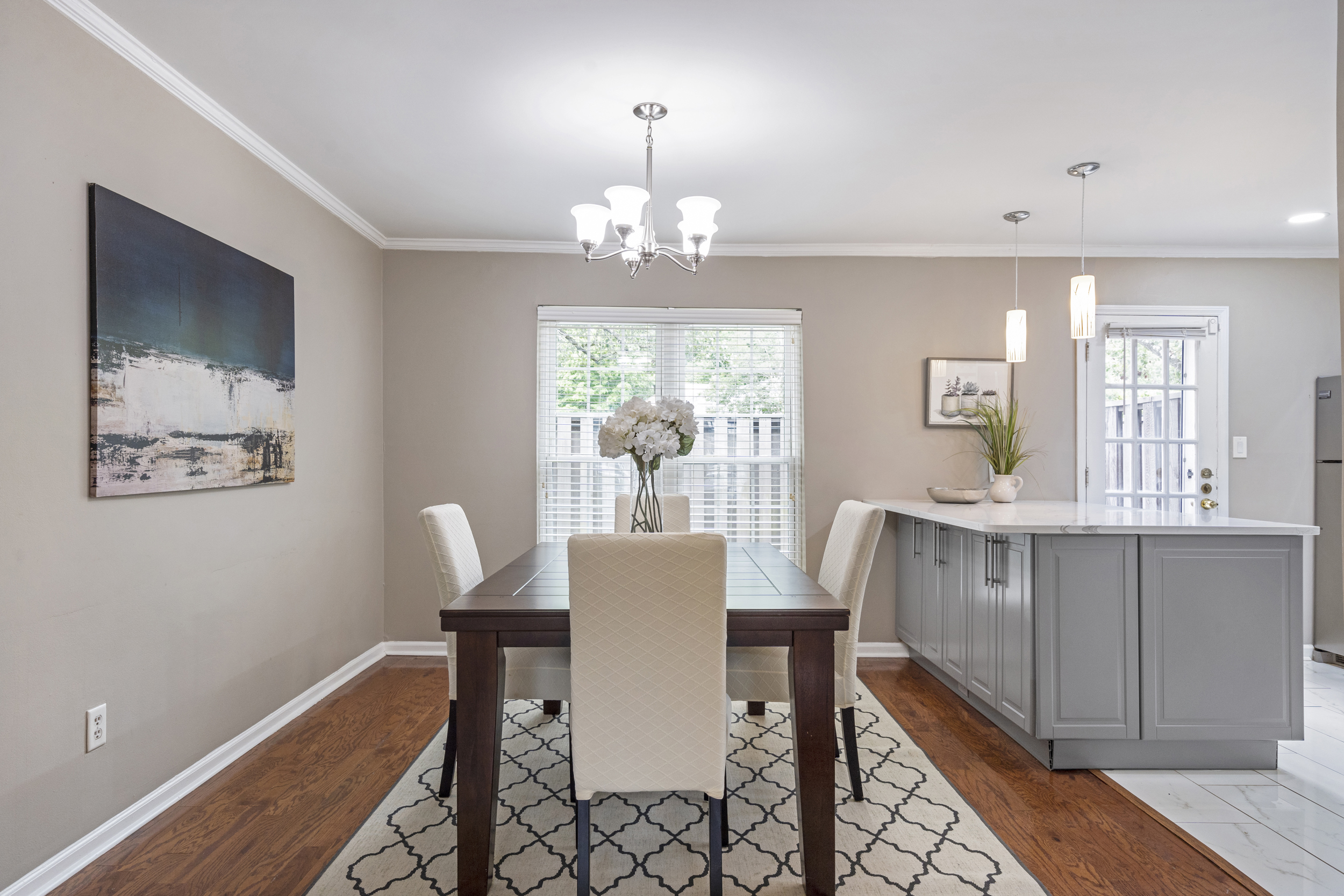  Bright, Stylish and Beautifully Updated Two Bedroom Townhome - 物件實景