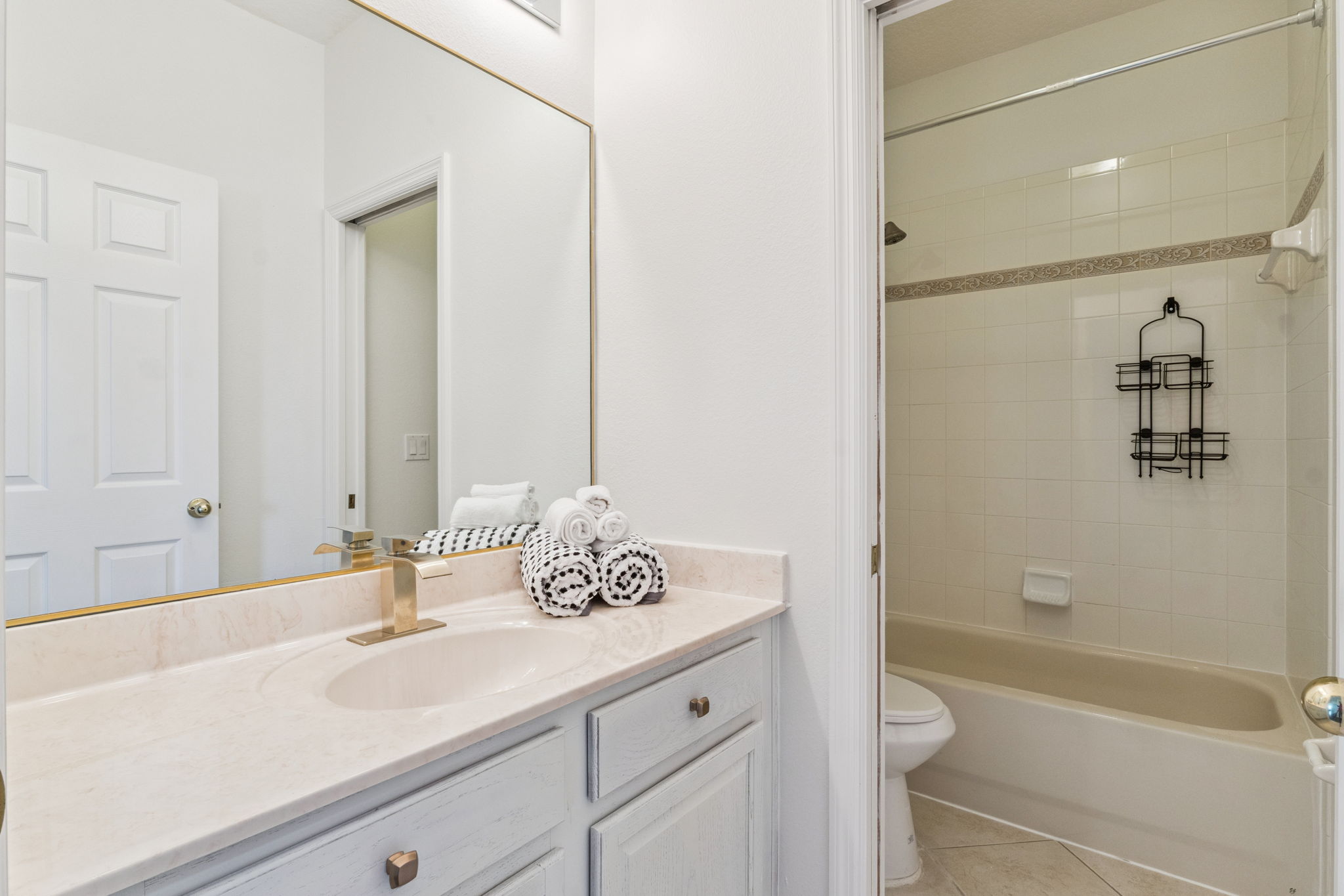 Orlando, Florida, 32825, United States, 5 Bedrooms Bedrooms, ,4 BathroomsBathrooms,Residential,For Sale,1980757