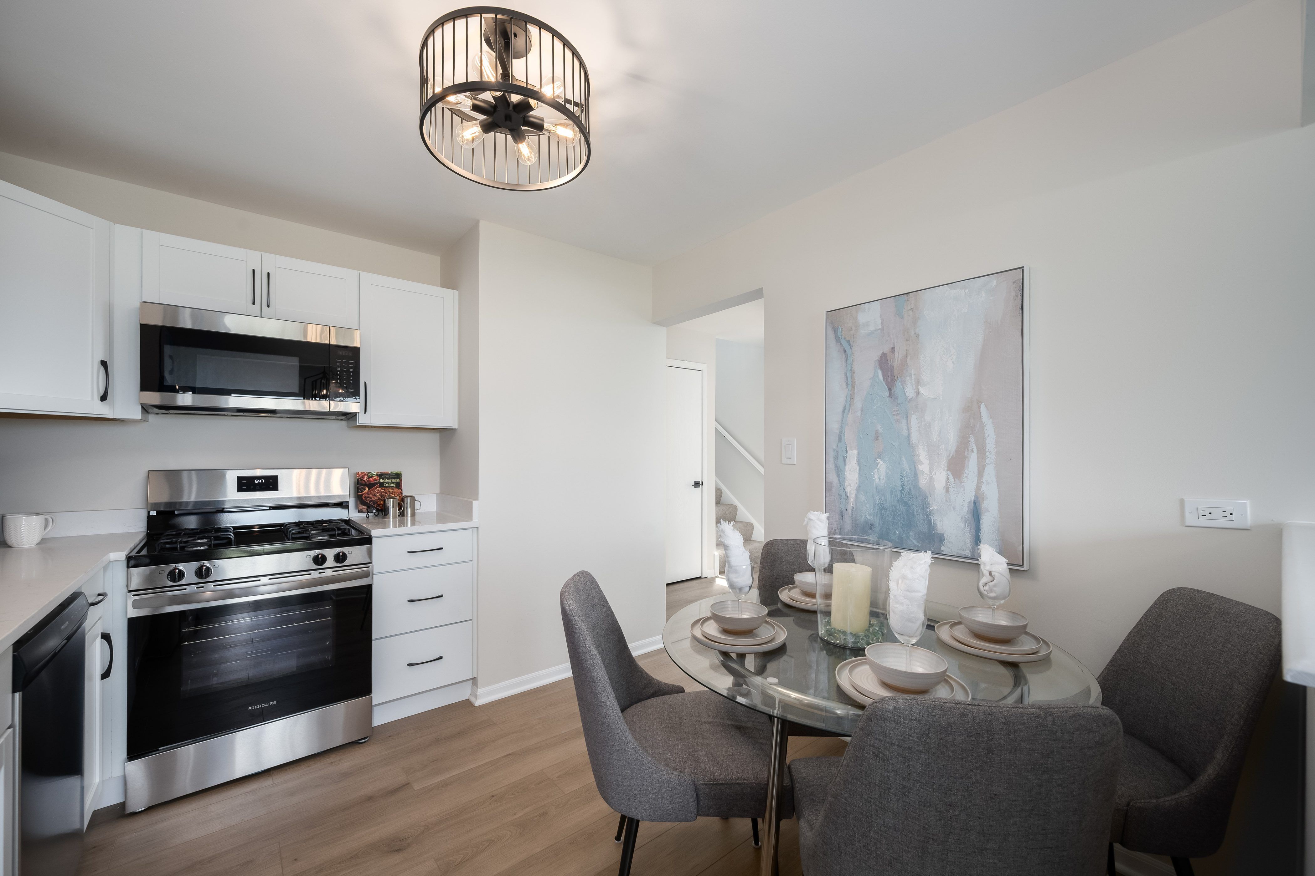  Two Story Townhome With Modern Finishes - 物件實景